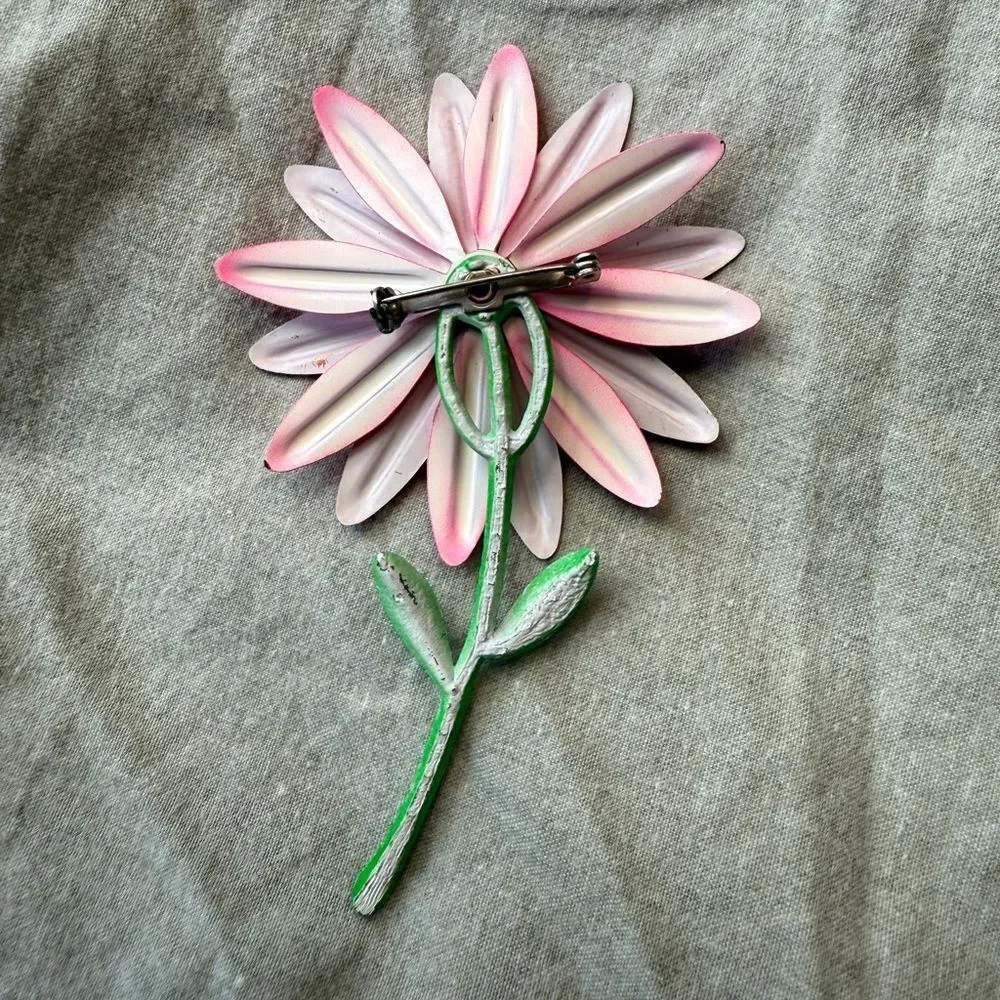 Mid Century Mod Pink & Green Enamel Daisy Flower Power Brooch with Rhinestone Ac - Picture 4 of 4